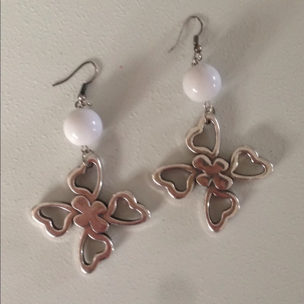 Earrings A White Bead And Silver Colored Flower